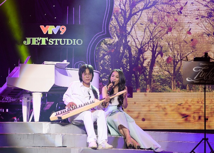 Đặc biệt, hiếm hoi lắm Giám đốc âm nhạc TKVTG, nhạc sĩ Nguyễn Quang mới ra trình diễn cùng ca sĩ, và chính Hiền Thục là nữ ca sĩ xinh đẹp cùng với anh hát ca khúc nổi tiếng của nhạc sĩ Đức Huy - Nếu xa nhau.