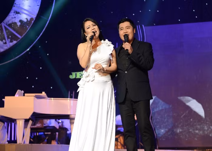 Thương nhau ngày mưa đã được hòa âm mới, nhịp tươi hơn và có màu sắc nhạc nhẹ hôm nay, qua hai giọng hát Đông Đào và Xuân Phú góp thêm một kỉ niệm đẹp nữa của công chúng với âm nhạc.