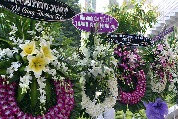 Những vòng hoa đưa tiễn của cá cá nhân, đoàn thể... đặc biệt là vòng hoa của gia đình "Chị Tư Hậu" Những vòng hoa đưa tiễn của cá cá nhân, đoàn thể... đặc biệt là vòng hoa của gia đình "Chị Tư Hậu"