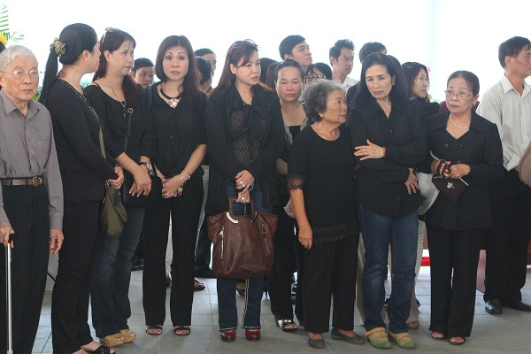 Đông đảo người thân và bạn bè đến tiễn biệt nhà văn tại trụ sở Liên hiệp các Hội Văn học nghệ thuật TP.HCM. Đông đảo người thân và bạn bè đến tiễn biệt nhà văn tại trụ sở Liên hiệp các Hội Văn học nghệ thuật TP.HCM.