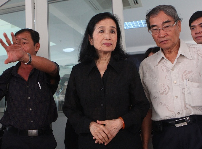 NSND Trà Giang nổi danh với vai diễn Chị Tư Hậu, một bộ phim dựa trên bút ký Một chuyện chép ở bệnh viện của nhà văn Anh Đức làm kịch bản, nghẹn ngào trong giờ phút đưa tiễn Nhà văn Anh Đức. NSND Trà Giang nổi danh với vai diễn Chị Tư Hậu, một bộ phim dựa trên bút ký Một chuyện chép ở bệnh viện của nhà văn Anh Đức làm kịch bản, nghẹn ngào trong giờ phút đưa tiễn Nhà văn Anh Đức.