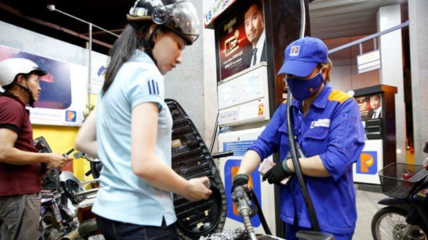 Sau nhiều phiên tăng giá thì chiều ngày 19/11 giá xăng đã giảm.ảnh minh họa: Vietnamnet Sau nhiều phiên tăng giá thì chiều ngày 19/11 giá xăng đã giảm.ảnh minh họa: Vietnamnet