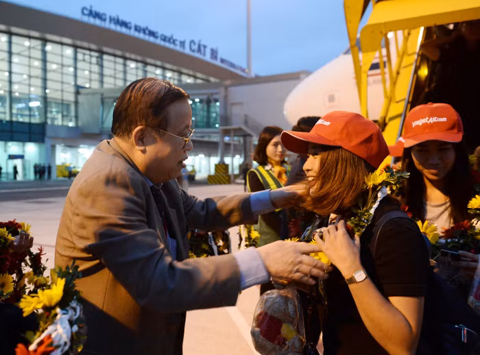 Phó Tổng giám đốc Vietjet Nguyễn Đức Tâm tặng hoa chào đón hành khách đầu tiên trên chuyến bay Hải Phòng – Bangkok Phó Tổng giám đốc Vietjet Nguyễn Đức Tâm tặng hoa chào đón hành khách đầu tiên trên chuyến bay Hải Phòng – Bangkok