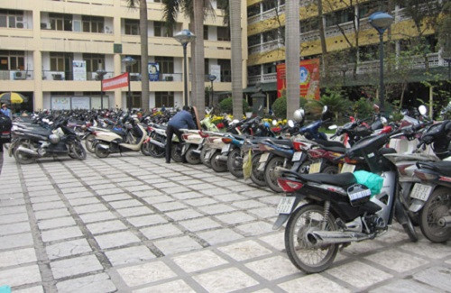 Nơi trông giữ xe tại Bệnh viện Mắt Trung ương khiến nhiều người bệnh bức xúc. Ảnh: LP. Nơi trông giữ xe tại Bệnh viện Mắt Trung ương khiến nhiều người bệnh bức xúc. Ảnh: LP.