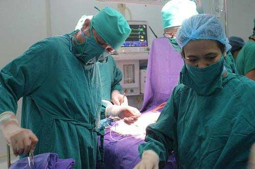 Ca phẫu thuật kéo dài 3 giờ đồng hồ. Ảnh: LP. Ca phẫu thuật kéo dài 3 giờ đồng hồ. Ảnh: LP.