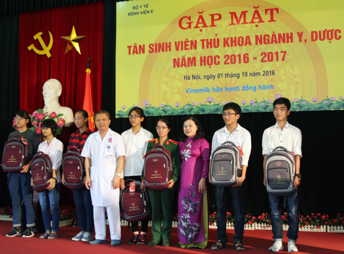 PGS.TS Nguyễn Thị Xuyên và GS. TS. Lê Ngọc Thành trao quà cho tân sinh viên. Ảnh: MA. PGS.TS Nguyễn Thị Xuyên và GS. TS. Lê Ngọc Thành trao quà cho tân sinh viên. Ảnh: MA.