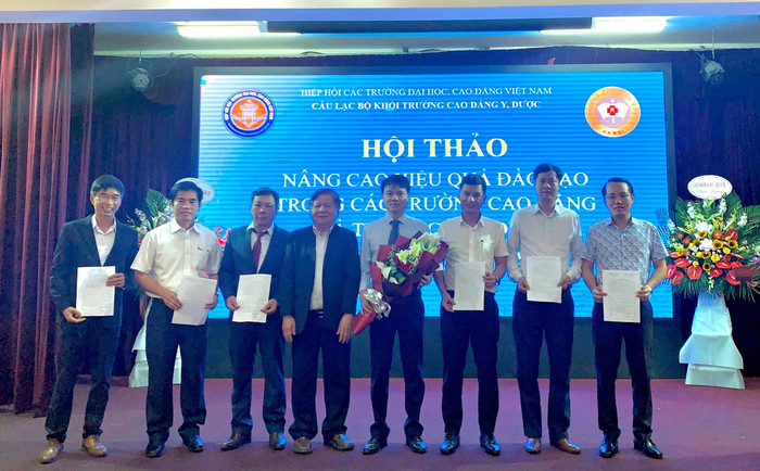 Phó Giáo sư Trần Xuân Nhĩ trao Quyết định công nhận Ban Chủ nhiệm Câu lạc bộ nhiệm kỳ 2022 - 2025 (ảnh: Ngọc Ánh)