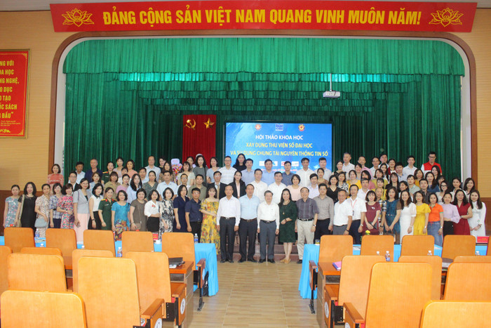 Các đại biểu tham dự Hội thảo chụp ảnh lưu niệm Các đại biểu tham dự Hội thảo chụp ảnh lưu niệm