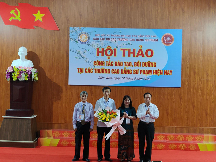 Hội thảo đã trao hoa cho Trường Cao đẳng Sư phạm Lạng Sơn đơn vị đăng cai hội thảo thường niên của câu lạc bộ năm 2023 Hội thảo đã trao hoa cho Trường Cao đẳng Sư phạm Lạng Sơn đơn vị đăng cai hội thảo thường niên của câu lạc bộ năm 2023