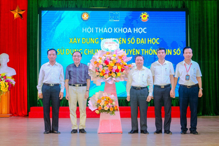 Trường Đại học Hồng Đức có lẵng hoa chúc mừng Hội thảo Trường Đại học Hồng Đức có lẵng hoa chúc mừng Hội thảo