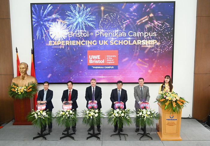 Ngày 11/5, Trường Đại học Phenikaa và University of the West of England đã chính thức ra mắt quỹ học bổng “EXPERIENCING UK –Trải nghiệm Vương quốc Anh” trị giá 1,5 triệu Bảng Anh (Tương đương 46,5 tỷ đồng) Ngày 11/5, Trường Đại học Phenikaa và University of the West of England đã chính thức ra mắt quỹ học bổng “EXPERIENCING UK –Trải nghiệm Vương quốc Anh” trị giá 1,5 triệu Bảng Anh (Tương đương 46,5 tỷ đồng)