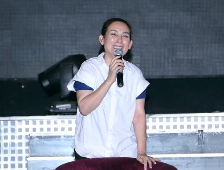 Phi Nhung khóc nức nở trên sân khấu dù đây chỉ mới là buổi tập thử.