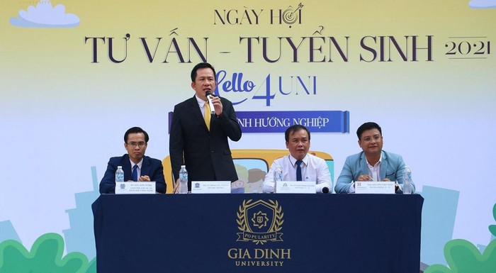 Thạc sĩ, Luật sư Trịnh Hữu Chung - Phó Hiệu trưởng Trường đại học Gia Định (ảnh đứng) cho rằng, nếu không có được sự “tử tế” trong giáo dục thì nó sẽ ảnh hưởng rất lớn đến tương lai của ngành giáo dục của nước ta sau này. Ảnh: giadinh.edu.vn