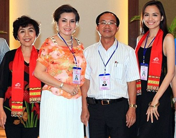 ÔngTrần Minh Cả (áo trắng) bên bà Kim Hồng, Hoa hậu Diễm Hương và Tiến sĩ Nhân trắc học Thẩm Hoàng Điệp tại cuộc thi Hoa hậu các dân tộc Việt Nam. Ảnh: Dũng DL.