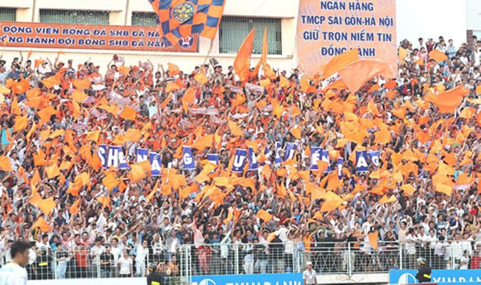 Trong khi ở khán đài B, CĐV cổ vũ hết mình, trong sáng vì tình yêu bóng đá... Trong khi ở khán đài B, CĐV cổ vũ hết mình, trong sáng vì tình yêu bóng đá...