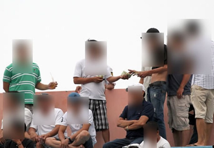 ... Thì trên khán đài D, các con bạc chung tiền cá cược. ... Thì trên khán đài D, các con bạc chung tiền cá cược.