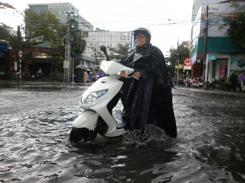 Nước lênh láng ở đường Quang Trung Nước lênh láng ở đường Quang Trung