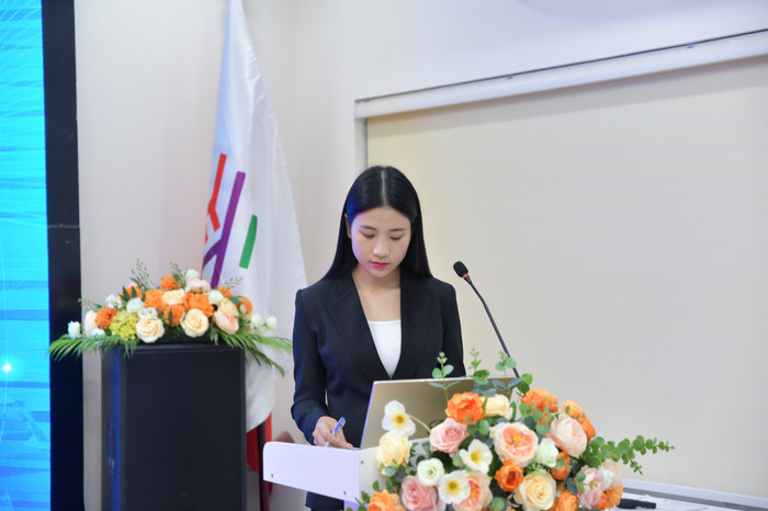 Quá trình nghiên cứu khoa học đã mang lại cho cô gái trẻ nhiều bài học quý giá, góp phần giúp cô đạt được thành tích như hiện tại (Ảnh: NVCC). 06.jpg