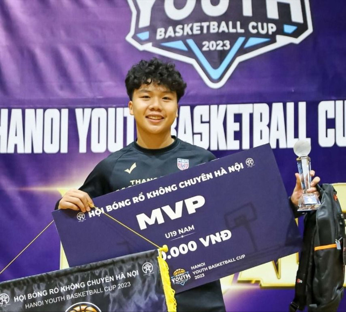 Phạm Nhật Thái Quang đạt danh hiệu MVP hạng mục U19 Giải bóng rổ trẻ Hà Nội. IMG_8068.JPG