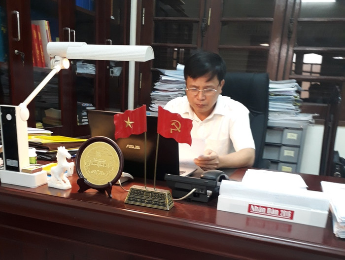 Ông Trần Quang Sỹ, Chánh văn phòng UBND huyện Hưng Hà trong buổi phóng viên liên hệ lịch làm việc. Ảnh Chính Nghĩa.