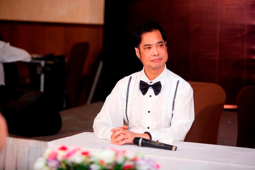 Ca sĩ Ngọc Sơn chỉn chu trong cách ăn mặc. Ca sĩ Ngọc Sơn chỉn chu trong cách ăn mặc.