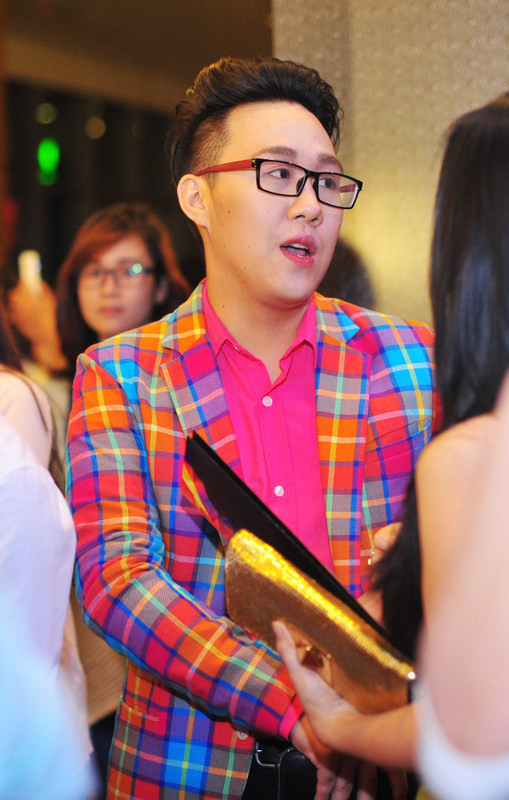 Trung Quân Idol diện trang phục đầu màu sắc. Trung Quân Idol diện trang phục đầu màu sắc.