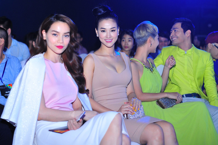 Nhan sắc "kẻ tám lạng người nửa cân" của Maya và Hồ Ngọc Hà khiến người xem như bị mê hoặc. Nhan sắc "kẻ tám lạng người nửa cân" của Maya và Hồ Ngọc Hà khiến người xem như bị mê hoặc.