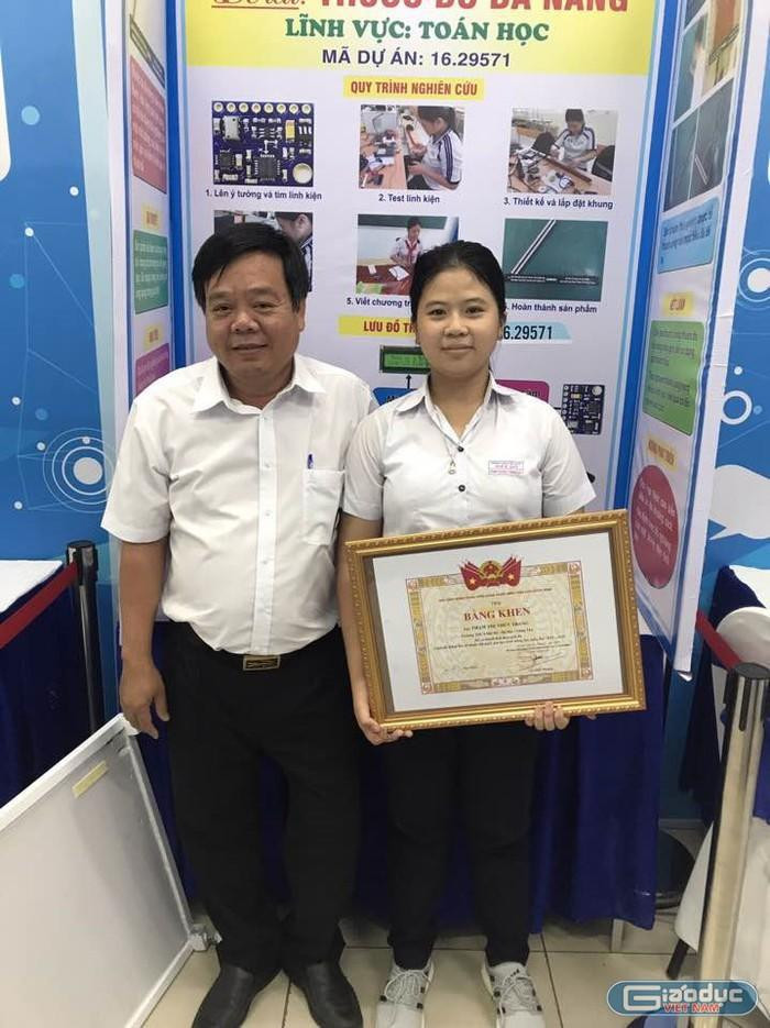 Thầy Nguyễn Văn Ba - Phó giám đốc Sở Giáo dục và Đào tạo tỉnh Bà Rịa- Vũng Tàu, chụp ảnh lưu niệm cùng học sinh trong kỳ thi Khoa học kỹ thuật Quốc gia năm 2019. Ảnh: S.Q.H Thầy Nguyễn Văn Ba - Phó giám đốc Sở Giáo dục và Đào tạo tỉnh Bà Rịa- Vũng Tàu, chụp ảnh lưu niệm cùng học sinh trong kỳ thi Khoa học kỹ thuật Quốc gia năm 2019. Ảnh: S.Q.H