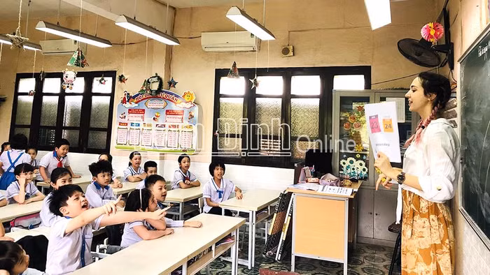 Đại diện Sở Giáo dục Nam Định cho biết, các giáo viên nước ngoài chỉ dạy tăng cường kỹ năng nghe, nói cho học sinh chứ không đảm nhiệm vai trò chính của giáo viên tiếng Anh người Việt. Ảnh minh hoạ: Báo Nam Định Đại diện Sở Giáo dục Nam Định cho biết, các giáo viên nước ngoài chỉ dạy tăng cường kỹ năng nghe, nói cho học sinh chứ không đảm nhiệm vai trò chính của giáo viên tiếng Anh người Việt. Ảnh minh hoạ: Báo Nam Định