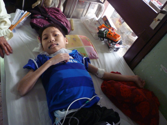 “Bệnh cháu khó chữa lắm. Mẹ và bác sỹ không nói nhưng cháu biết hết. Dù sống 1 ngày nữa, cháu cũng muốn được đi học. Cô báo cô giáo cho cháu đi học nhé!”, Nguyễn Đình Kiên, 13 tuổi, điều trị Ung thư ruột ở Khoa Nội tiêu hóa A8. (Ảnh Thu Hòe)