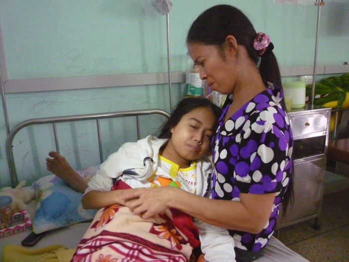 “Cháu thích nhất môn tiếng Anh. Cháu đã đăng ký học môn tiếng Anh rồi”, cháu guyễn Thị Khánh, 13 tuổi, ở Hiệp Hòa – Bắc Giang, đang điều trị suy thận tại BV. (Ảnh Thu Hòe)