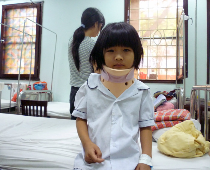 Có vào bệnh viện, tận thấy những trường hợp bệnh tình mãn tính, hiểm nghèo mới thấu hiểu hết những nỗi đau đớn, bất hạnh, kém may mắn của các em nhỏ đang điều trị tại BV Nhi TƯ. Ước mơ được sống một cuộc đời khỏe mạnh, được đi học như bao bạn bè đồng trang lứa vẫn “cồn cào” cháy bỏng trong những tâm hồn thơ dại bất hạnh. (Ảnh Thu Hòe)