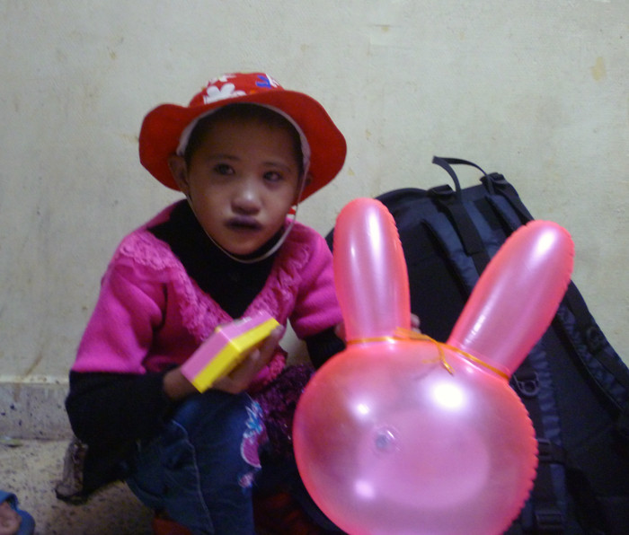 Chưa được đi học ngày nào, bé Lò Thị Nguyệt, 6 tuổi, dân tộc Thái, bị suy tim bẩm sinh, ở Sơn La mới vào viện điều trị đã háo hức chờ đến ngày khai giảng lớp học. (Ảnh Thu Hòe)