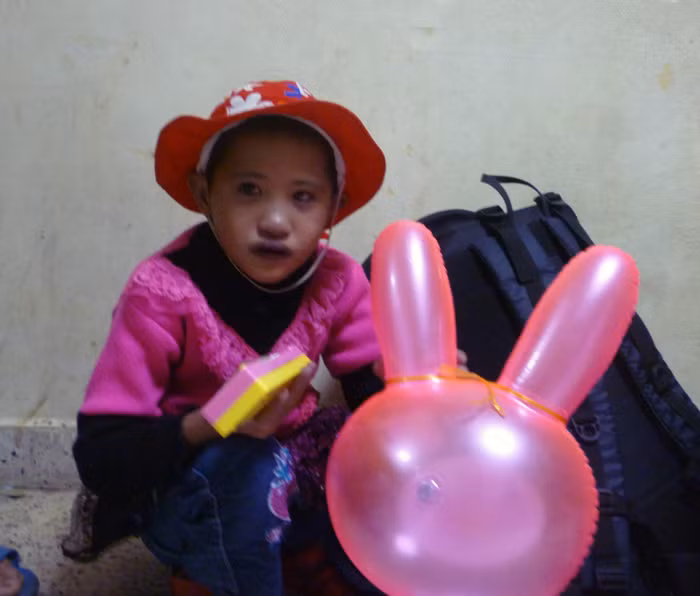 Chưa được đi học ngày nào, bé Lò Thị Nguyệt, 6 tuổi, dân tộc Thái, bị suy tim bẩm sinh, ở Sơn La mới vào viện điều trị đã háo hức chờ đến ngày khai giảng lớp học. (Ảnh Thu Hòe)