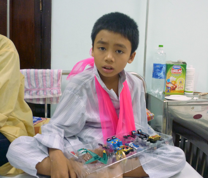 “Con vào viện và phải nghỉ học gần 1 tháng rồi. Không đi học con sẽ không theo kịp các bạn khi ra viện về nhà đi học lại. Con thích lắm khi biết tin có lớp học trong bệnh viện”, bệnh nhi Ngô Văn Khương. (Ảnh Thu Hòe)