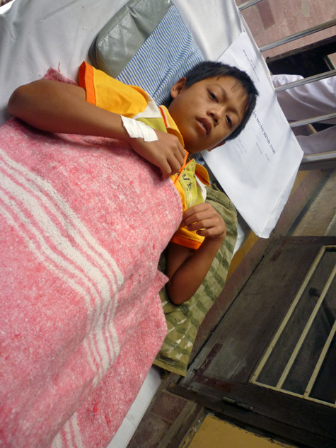 Mới mổ xong đêm hôm trước, nhưng khi nghe có lớp học trong bệnh viện, bệnh nhi Trần Quang Anh, điều trị ở Khoa Chỉnh hình nhi đã nằng nặc đòi bố cho đi học. (Ảnh Thu Hòe)