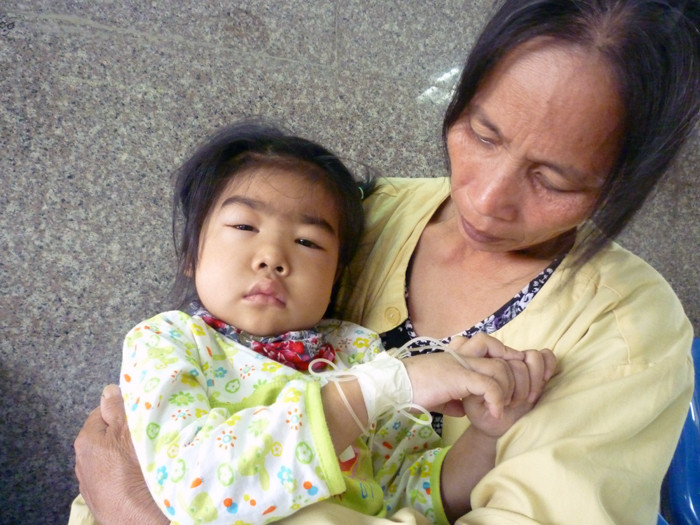 Đến tuổi vào lớp 1, nhưng bé Kiều Hảo Minh vẫn chưa 1 ngày được đến lớp vì bệnh suy thận nặng. (Ảnh Thu Hòe)