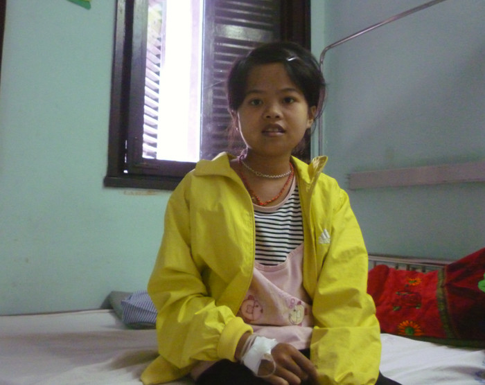 Lỡ dở việc học 3 năm nay nhưng Phan Thị vân Anh vẫn khát khao được đi học. (Ảnh Thu Hòe)