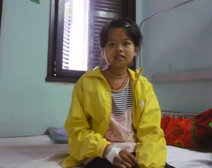 Lỡ dở việc học 3 năm nay nhưng Phan Thị vân Anh vẫn khát khao được đi học. (Ảnh Thu Hòe)