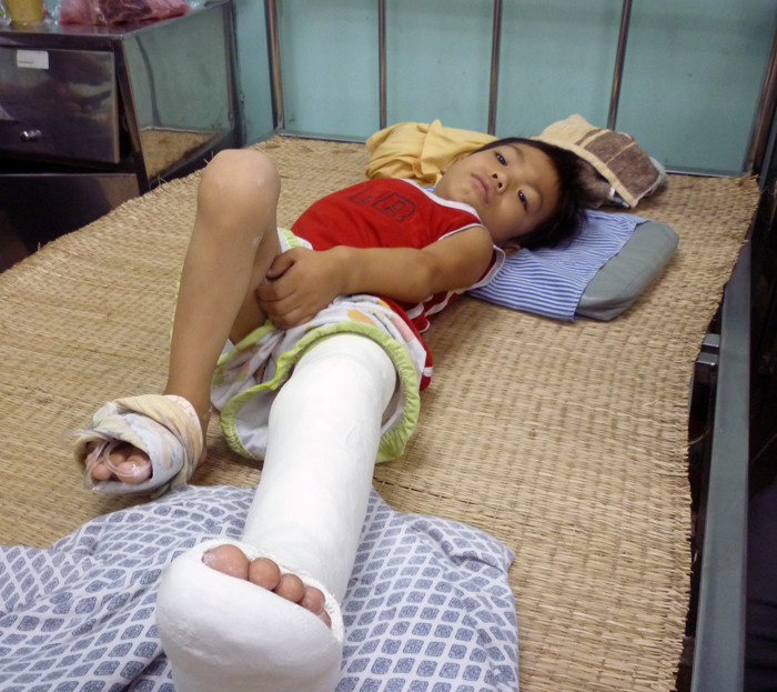 Những cháu bè này, hàng ngày vẫn phải chiến đấu với nỗi đau của bệnh tật, nhưng ước mơ đi học vẫn không hề lụi tắt trong các em. (Ảnh Thu Hòe)