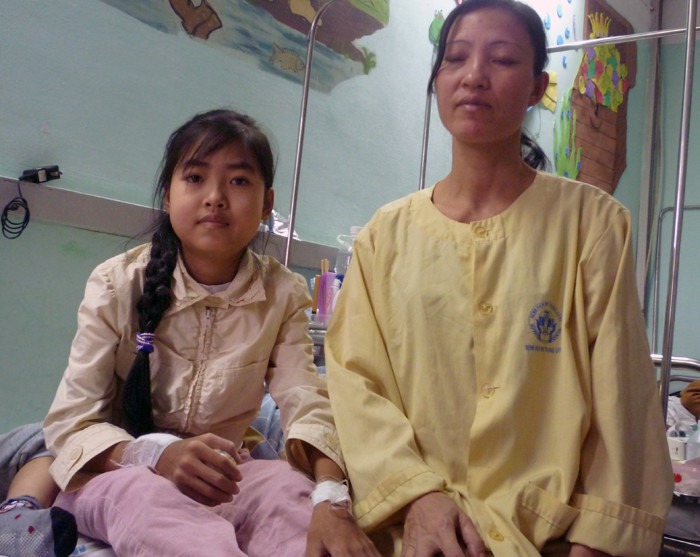 “Không được đi học như bạn bè con buồn lắm. mẹ đã cho con đi học lớp học trong bệnh viện. Con sẽ đi học thật đều và chăm chỉ…”, Đoàn Thị Ngọc Huyền, 13 tuổi, ở Tứ Kỳ - Hải Dương, đang điều trị Suy thận. (Ảnh Thu Hòe)