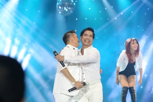 Ngọc Sơn ôm chầm Đàm Vĩnh Hưng bày tỏ tình cảm của mình.