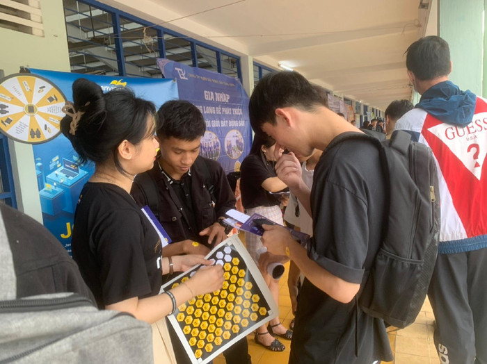 Các tân kỹ sư Trường Đại học Sư phạm Kỹ thuật Đà Nẵng tìm hiểu cơ hội việc làm từ các doanh nghiệp tuyển dụng. Ảnh: AN Các tân kỹ sư Trường Đại học Sư phạm Kỹ thuật Đà Nẵng tìm hiểu cơ hội việc làm từ các doanh nghiệp tuyển dụng. Ảnh: AN