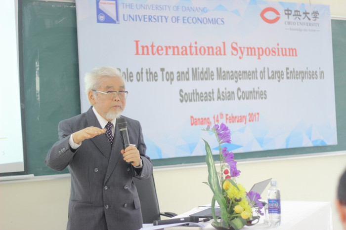 Giáo sư Takahashi trong một giờ giảng dạy tại trường Đại học Kinh tế Đà Nẵng. Giáo sư Takahashi trong một giờ giảng dạy tại trường Đại học Kinh tế Đà Nẵng.