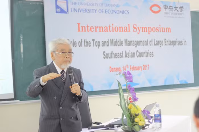 Giáo sư Takahashi trong một giờ giảng dạy tại trường Đại học Kinh tế Đà Nẵng.