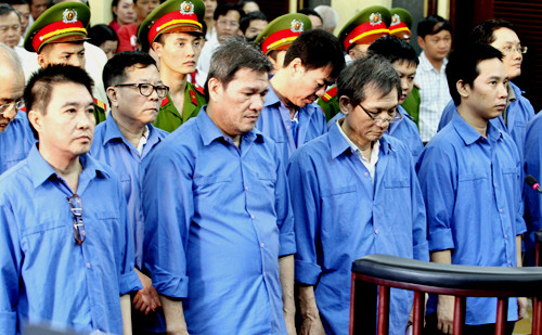 Dương Thanh Cường (hàng đầu, đứng thứ hai từ trái sang) cùng đồng phạm trong phiên xét xử phúc thẩm của Tòa án nhân dân TP.HCM - ảnh nguồn VTCnews. Dương Thanh Cường (hàng đầu, đứng thứ hai từ trái sang) cùng đồng phạm trong phiên xét xử phúc thẩm của Tòa án nhân dân TP.HCM - ảnh nguồn VTCnews.