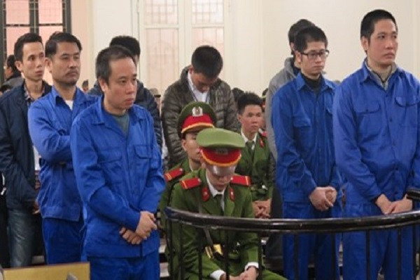 Các bị cáo liên quan tại phiên tòa xét xử vụ án đưa hối lộ, nhận hối lộ, lừa đảo chiếm đoạt tài sản và thiếu trách nhiệm gây hậu quả nghiêm trọng xảy ra tại Tổng Công ty Xây dựng đường thủy (Vinawaco). Ảnh: ANTĐ. Các bị cáo liên quan tại phiên tòa xét xử vụ án đưa hối lộ, nhận hối lộ, lừa đảo chiếm đoạt tài sản và thiếu trách nhiệm gây hậu quả nghiêm trọng xảy ra tại Tổng Công ty Xây dựng đường thủy (Vinawaco). Ảnh: ANTĐ.