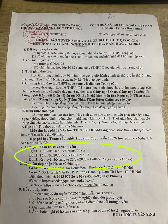 Nhân viên gửi thông báo tuyển sinh cho phóng viên ngày 26/4. Theo đó, thời gian nhận hồ sơ và xét tuyển trong Thông báo tuyển sinh vào lớp 10 của Trường Cao đẳng Quốc tế Hà Nội muộn nhất đến ngày 15/8/2023. Trong khi đó, ngày 24/4 Sở Giáo dục và Đào tạo thành phố Hà Nội công bố thì Trường Cao đẳng Quốc tế Hà Nội nằm trong danh sách cơ sở giáo dục chưa đủ điều kiện tuyển sinh vào lớp 10. Ảnh: Nhân viên tư vấn tuyển sinh cung cấp ngày 26/4 Nhân viên gửi thông báo tuyển sinh cho phóng viên ngày 26/4. Theo đó, thời gian nhận hồ sơ và xét tuyển trong Thông báo tuyển sinh vào lớp 10 của Trường Cao đẳng Quốc tế Hà Nội muộn nhất đến ngày 15/8/2023. Trong khi đó, ngày 24/4 Sở Giáo dục và Đào tạo thành phố Hà Nội công bố thì Trường Cao đẳng Quốc tế Hà Nội nằm trong danh sách cơ sở giáo dục chưa đủ điều kiện tuyển sinh vào lớp 10. Ảnh: Nhân viên tư vấn tuyển sinh cung cấp ngày 26/4