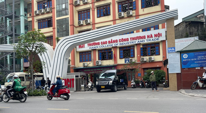 Phụ huynh đang như &quot;ngồi trên đống lửa&quot; vì lo lắng cho quyền lợi của con em mình sau khi biết thông tin Trường Cao đẳng Công thương Hà Nội có tên trong danh sách các trường chưa đủ điều kiện tuyển sinh vào lớp 10 năm học 2022 - 2023. Ảnh: T.D