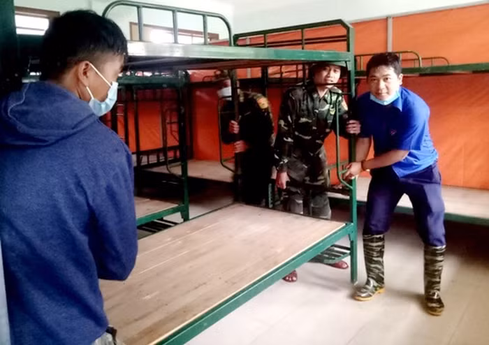 Lực lượng chức năng huyện Tây Giang phải hỗ trợ di dời học sinh từ Trường trung học phổ thông Võ Chí Công đến nơi an toàn sau đợt sạt lở. Ảnh tư liệu: AN Lực lượng chức năng huyện Tây Giang phải hỗ trợ di dời học sinh từ Trường trung học phổ thông Võ Chí Công đến nơi an toàn sau đợt sạt lở. Ảnh tư liệu: AN